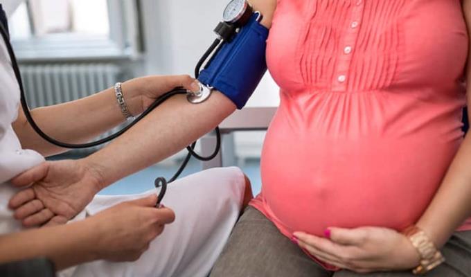 Během těhotenství s dvojčaty se mohou objevit komplikace