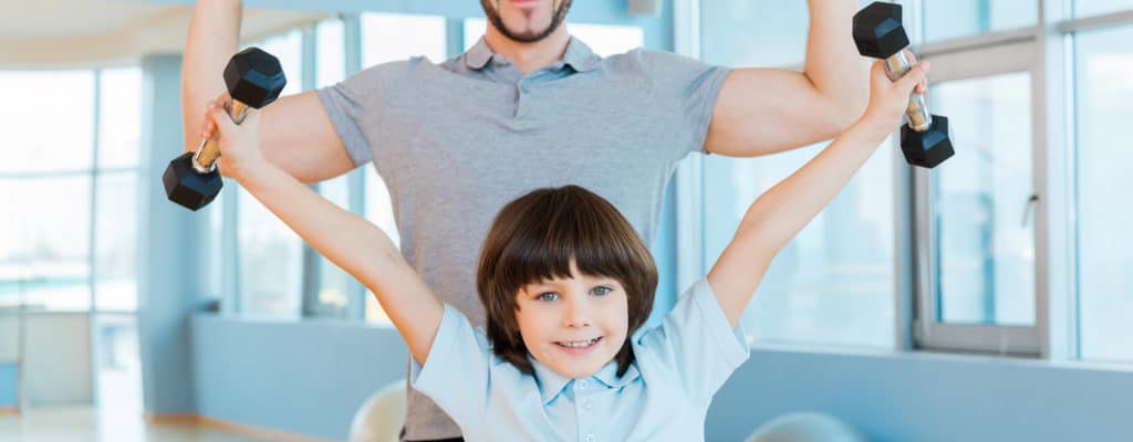 Lassen Sie Kinder zur falschen Zeit Gewichte machen: Profis sind Nachteile!