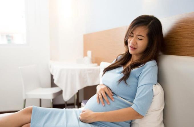 Je sevřený žaludek před porodem?