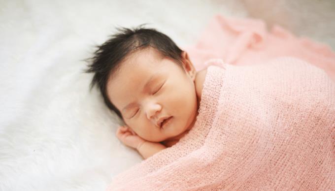 Měli byste se houpat, když ukládáte své dítě ke spánku?