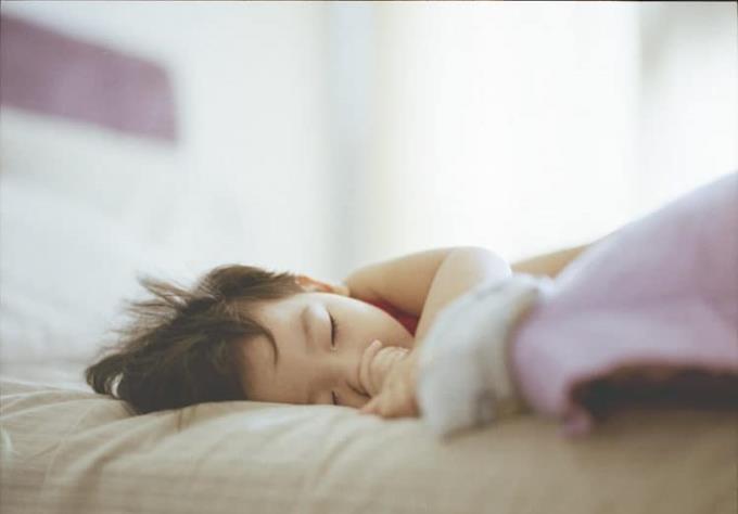 ¿Cuándo pueden los padres poner una manta para que su bebé duerma?