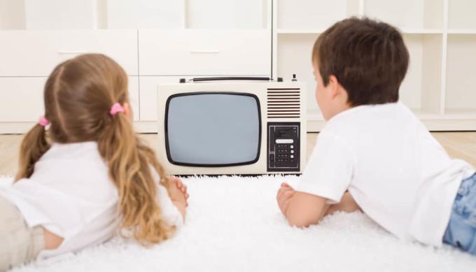 10 آثار ضارة لمشاهدة التلفاز على الأطفال