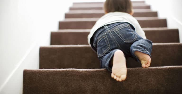 Helfen Sie Ihrem Baby, die Treppe je nach Alter sicher zu erklimmen