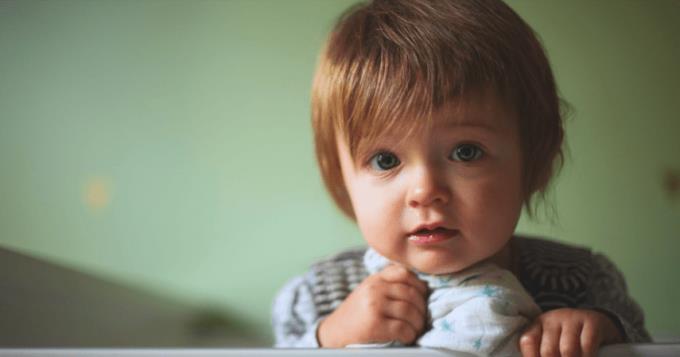 Hva skjer når babyen faller fra sengen til bakken?