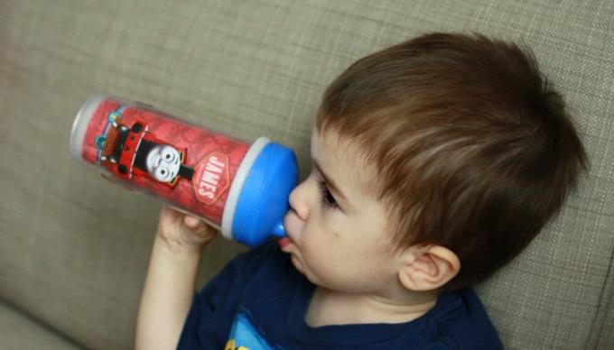 8 jednoduchých tipů, které pomohou vašemu dítěti odvyknout se od láhve