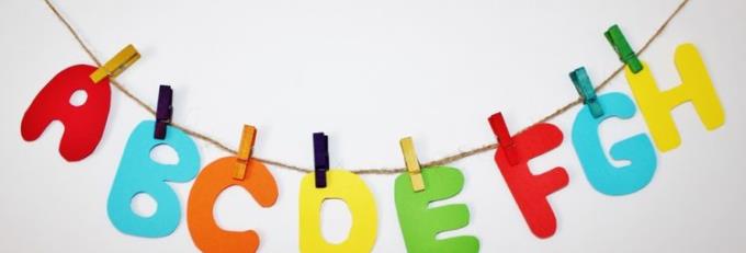為兩歲的孩子教授字母，數字，排序形狀和顏色