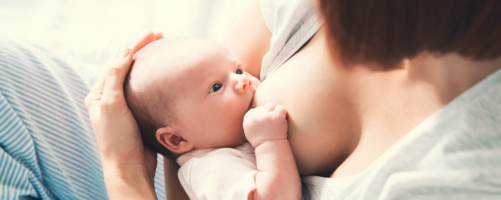 Buenos consejos que le ayudarán a despertar a su bebé para que se duerma durante la lactancia