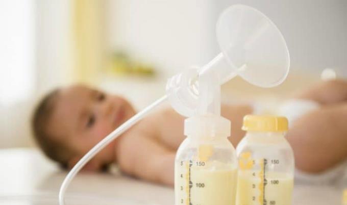赤ちゃんの母乳の供給を確保するために母乳を適切に保管する方法を明らかにする
