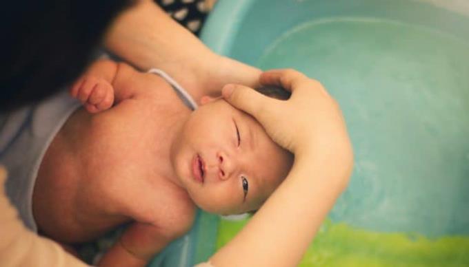 4種簡單的方法來幫助您護理新生兒臍帶