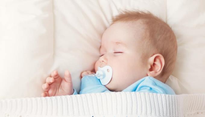 Mám dát svému dítěti dudlík během spánku?