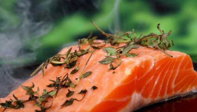 When should children eat seafood to avoid allergies?