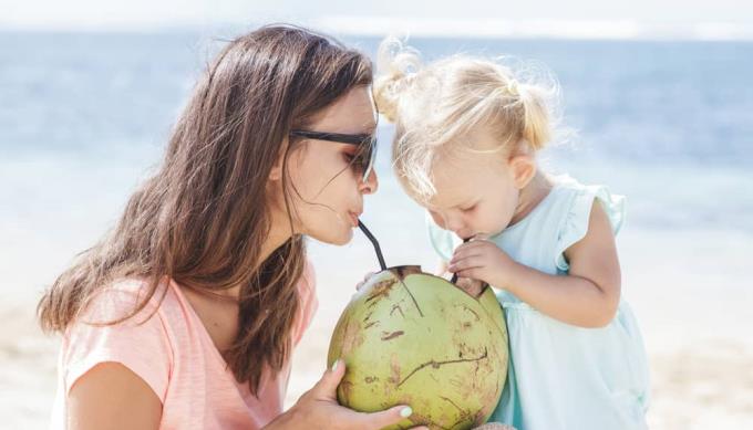 Měly by kojící matky pít kokosovou vodu?