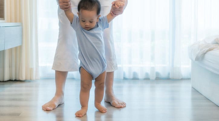 Meilensteine ​​entstehen, wenn Ihr Baby das Laufen lernt