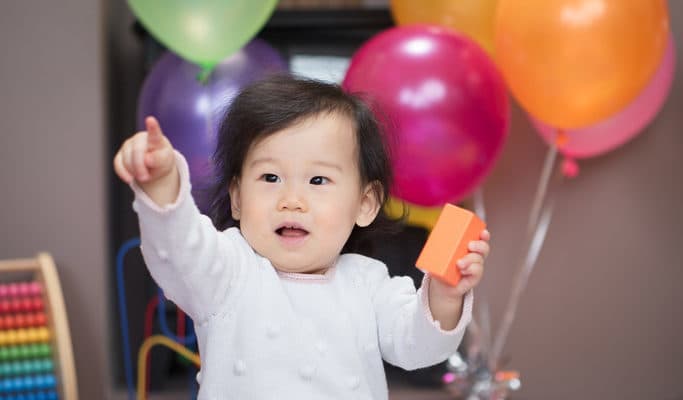 Meilensteine ​​entstehen, wenn Kinder das Halten üben