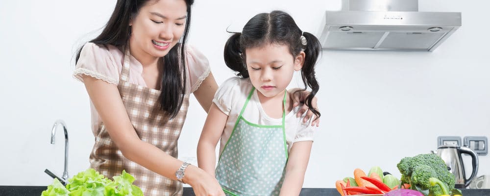 Wie man Kinder für gesündere Mahlzeiten und Essen interessiert