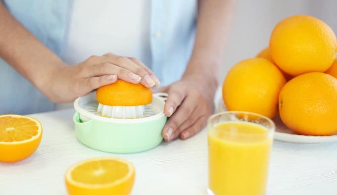 모유 수유중인 산모는 오렌지를 먹어야합니까 아니면 오렌지 주스를 마셔야합니까?