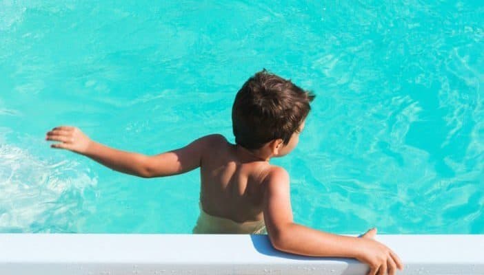 Nechte své děti plavat, pozor na otravu chlórem