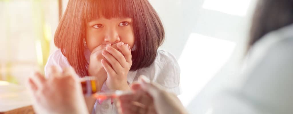 Consejos para ayudar a los niños a tomar la medicina amarga "tan fácil como un caramelo"