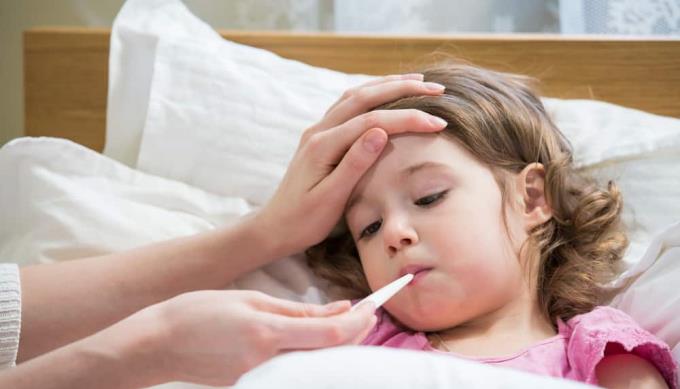 8 ways to reduce fever for children safely and quickly