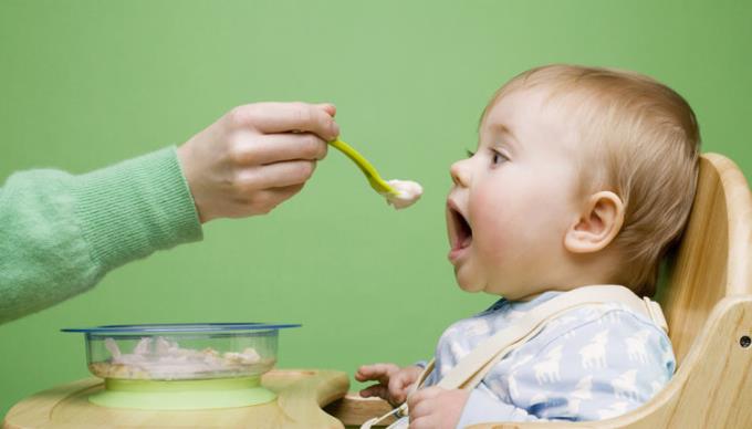 Baby practice weaning: Should eat with processed flour or mother cook it?