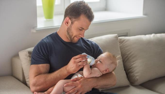 Das Geheimnis, um Babynahrung richtig zu mischen