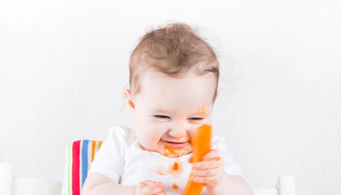 Co potřebujete vědět, když začínáte svému dítěti zavádět pevnou stravu?