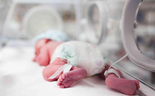 Ønsker den premature babyen velkommen hjem