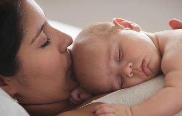 Eliminer dårlige vaner for å hjelpe babyen din til å sove bedre