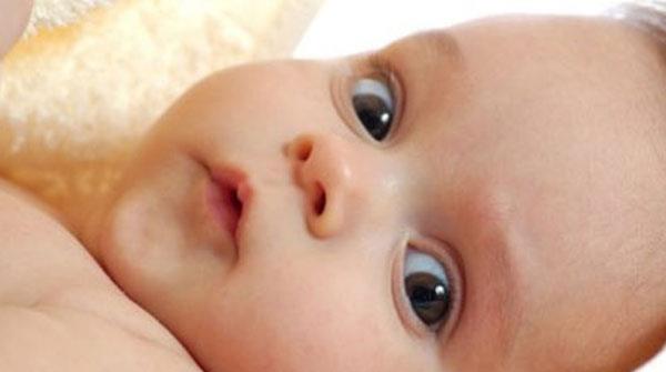 Ist es besorgniserregend, wenn die Augen des Babys noch offen sind?