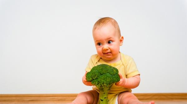 Gjenkjenn tegn på sult og metthet når du mater babyen med faste stoffer