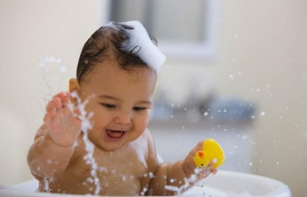 Wie man den Babystandard ohne Anpassung badet