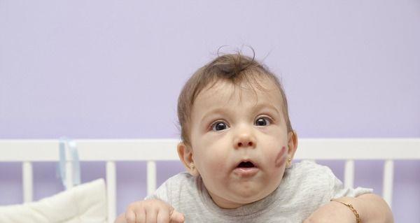 赤ちゃんの目覚めが早すぎる場合、親はどうすればよいですか？