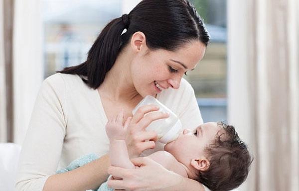 10 sikkerhetsregler å huske når babyen din får flaskemat