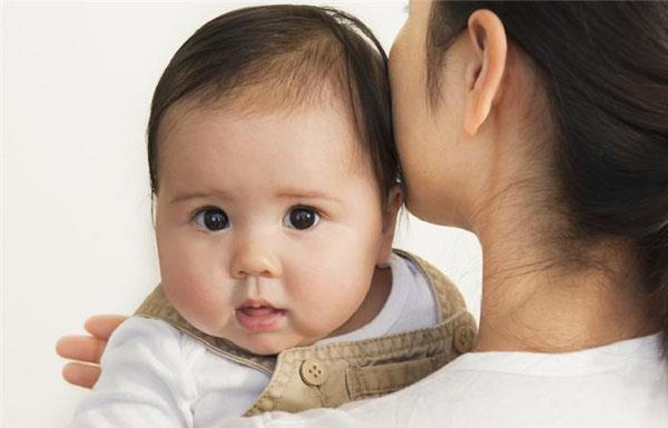 10 sikkerhetsregler å huske når babyen din får flaskemat