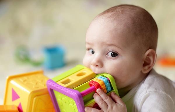 I løpet av de første 2 årene utvikler babyen din seg spektakulært!