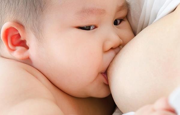 Wie man die Muttermilch von den ersten Tagen an erhöht
