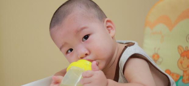 Bambini sotto i 6 mesi: non lasciare che tuo figlio beva acqua!