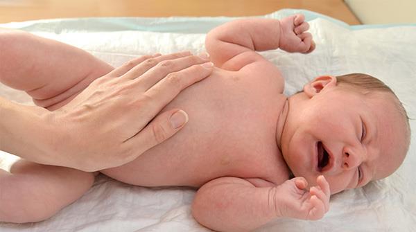 Nourrissons avec des ballonnements: que devrait faire maman?