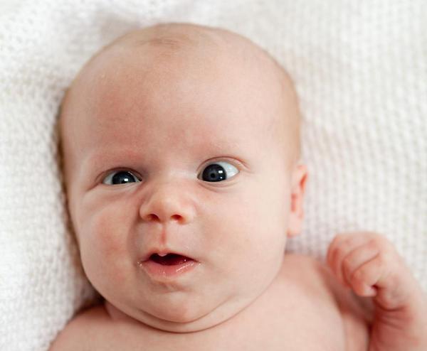 5 phénomènes étranges mais pas inquiétants chez les nourrissons