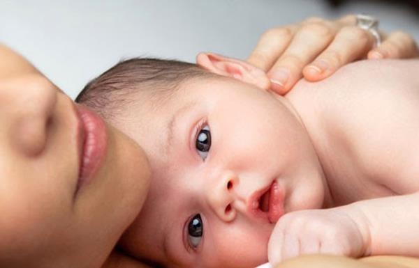 Hvordan ta vare på en nyfødt baby innen 24 timer