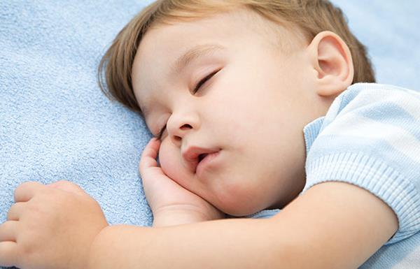 Los niños rechinan los dientes mientras duermen - ¿Cuáles son los signos normales o anormales?