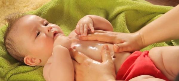 La mère sait déjà comment utiliser l'huile de massage pour bébé?