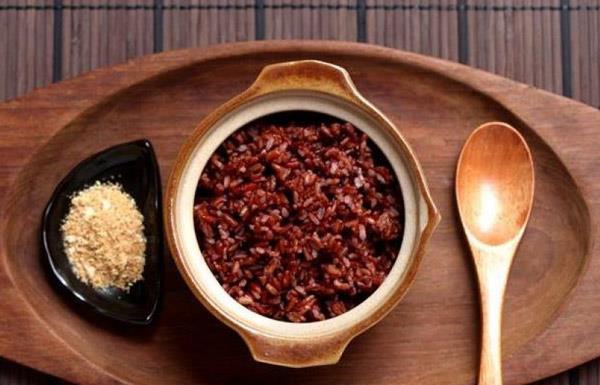 Ce à quoi elle devrait donner naissance pour refroidir son lait: un menu de riz brun nutritif