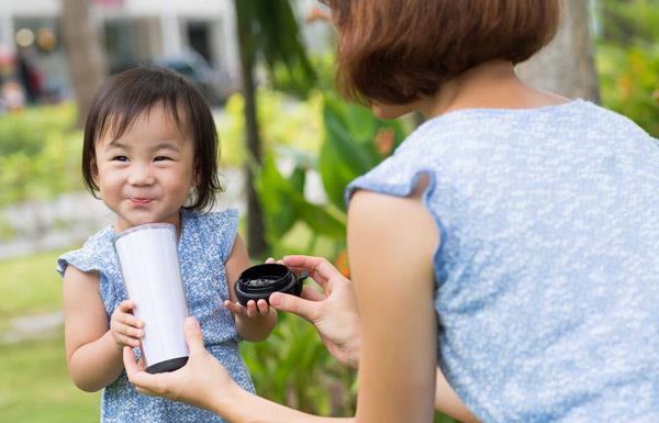 Hvilken melk drikker en 1 år gammel baby for å gå opp i vekt: Mors nøttemelk