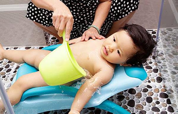 Sedia per shampoo per bambini: sicura per i bambini, madre tranquilla