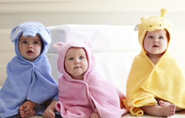 Vier warme und eine kalte ist die Regel, um Babys im Winter anzuziehen, müssen Mütter wissen