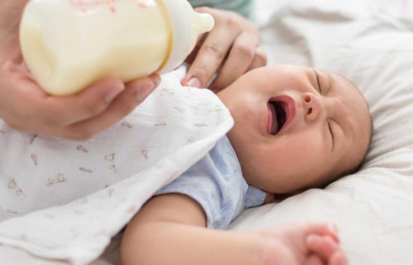 Slutt å putte morsmelk i øynene til den blinde babyen!