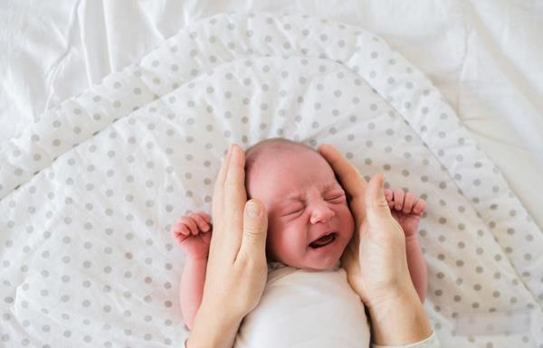 赤ちゃんがよく泣く4回と効果的に慰める方法