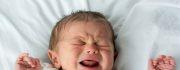 赤ちゃんがよく泣く4回と効果的に慰める方法
