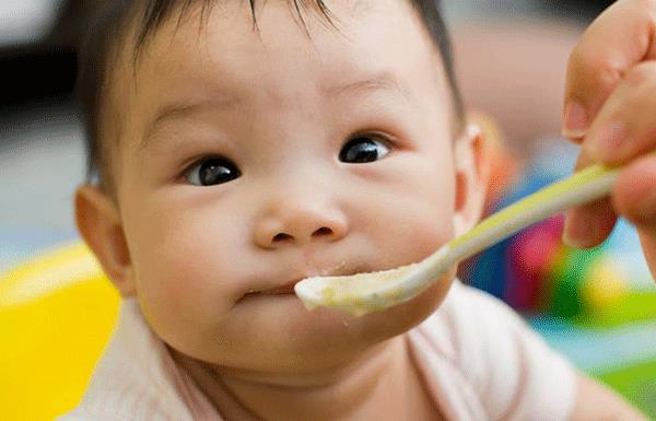 Wie viel Essen ist genug für ein 8 Monate altes Baby und das ist die Antwort für Mama